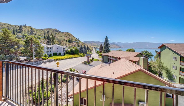 Pool, Hot Tub, & Beach Access! Chelan Family Haven