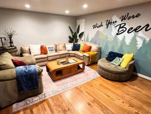 Pool Table, Arcade, Lounge - Beer Inspired BnB