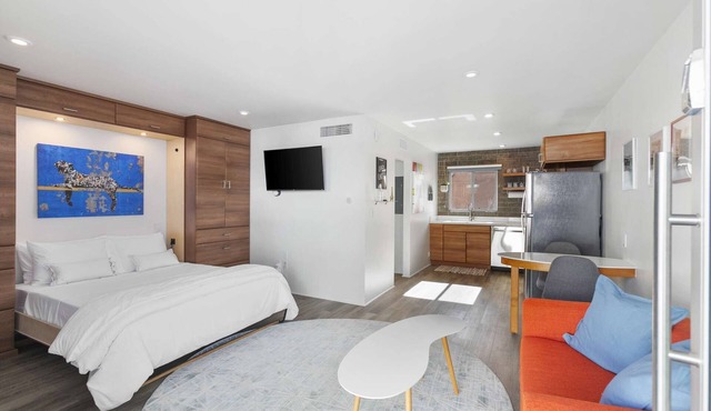 Poolside Studio in Central DTPH Location w/Pool in Phoenix