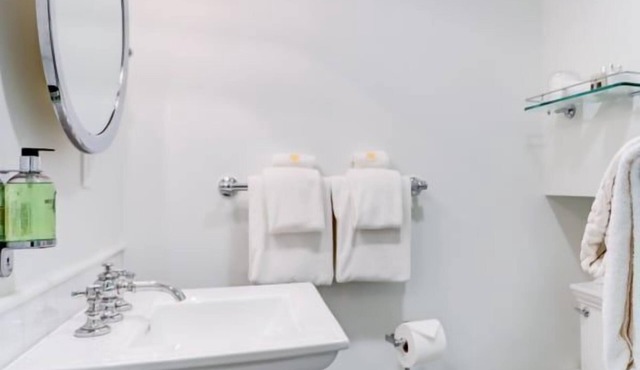 Portland's White House Bed & Breakfast - The James & Dolly Room