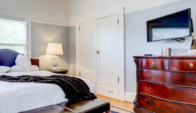 Portland's White House Bed & Breakfast - The Jack & Jackie Room