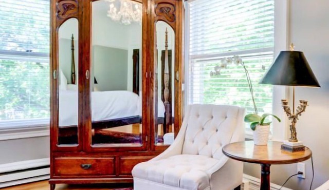 Portland's White House Bed & Breakfast - The Franklin & Eleanor Room