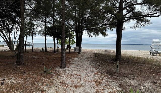 Potomac River 2 Bedroom Cottage in Piney Point with Private Beach in Piney Point