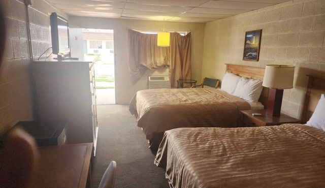 Practical Room for the Family Near Gove County Airport – Just 1.4 Miles Away