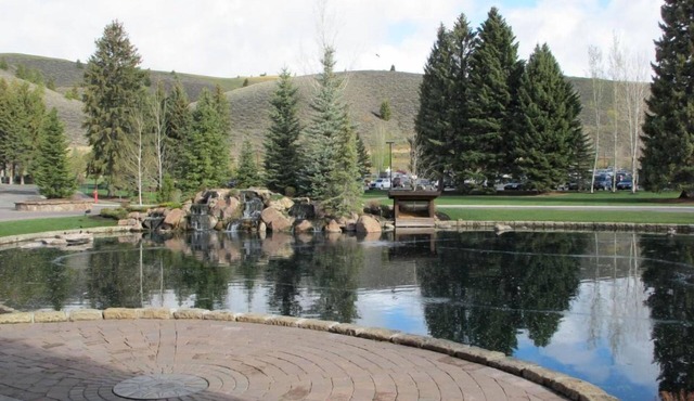 President’s Cottage w/Mountain Views & Near Water Access & Steps to Dining
