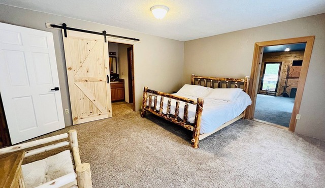 Private Country Paradise with Beautiful Indoor Pool and Spa. PET FRIENDLY