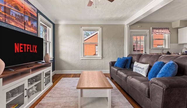 Private Duplex Sleeps 8 2 Full Units Near Midtown Pet Friendly