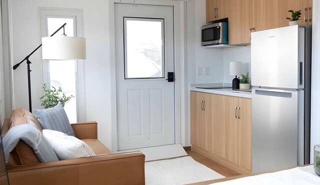 Private Duplex Studio Suite with Queen Bed, Kitchenette and Private Bathroom. in Pecos