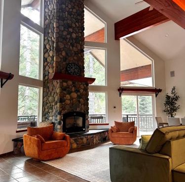 Private Forest Retreat,Hot Tub, Sauna, Access to hike and bike trails, Near Snoqualmie Pass