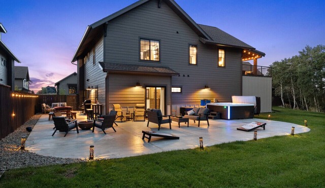 Private hot tub, large home, close to downtown