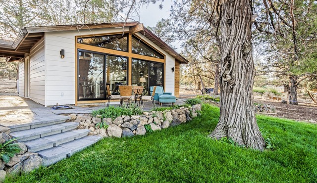Private modern mid century cabin, mountain views, hot tub, 15 minutes to bend!