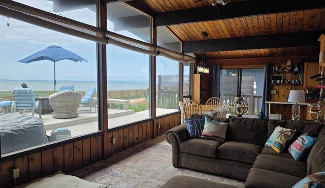 Private Oceanfront Cottage with Own Beach, 45 Min to Vancouver