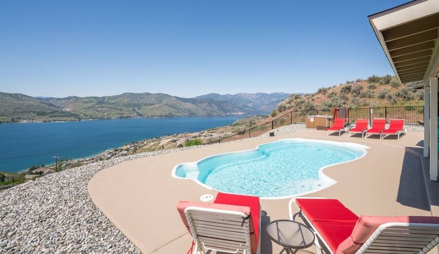 Private pool and hot tub with amazing views! Pet friendly