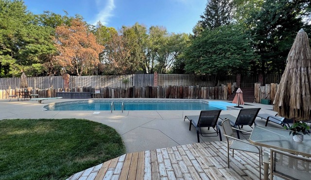Private Resort Lodge: Pool-Hot Tub—Billiards-Ping Pong-170 gift basket! 5500sf.