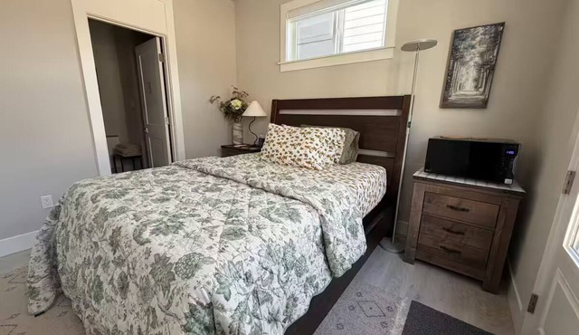 Private room with its own entrance near Woodinville-Hollywood District