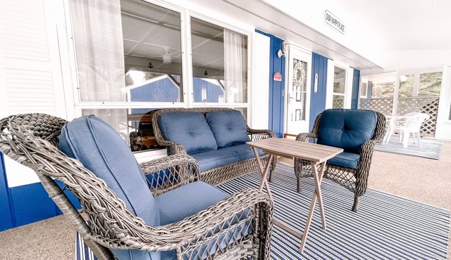 Private Screened Porch with Michaywe Amenities