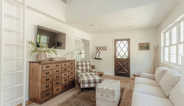Pro Designer Cottage, 4/10 Mile to New Circle Beach