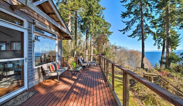 Puget Sound Escape: Private Beach & Oversized Deck