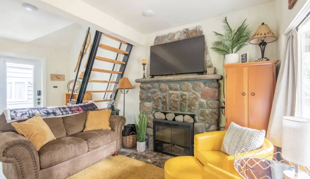 Quaint and Cozy 2 bed 1 bath Cottage + detached En Suite, Wi-Fi, AC and Hot Tub!