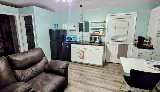 Quaint Backyard Tiny House 1-bedroom with Fire Pit, WiFi, in quiet Brundidge