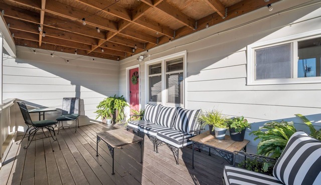 Quaint & cozy, Newly Redesigned, Covered Deck, Pet-friendly!