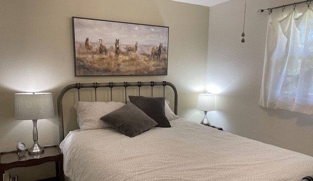 Quaint Single Level Ranch with Hottub in Oregon's Garden City - Silverton