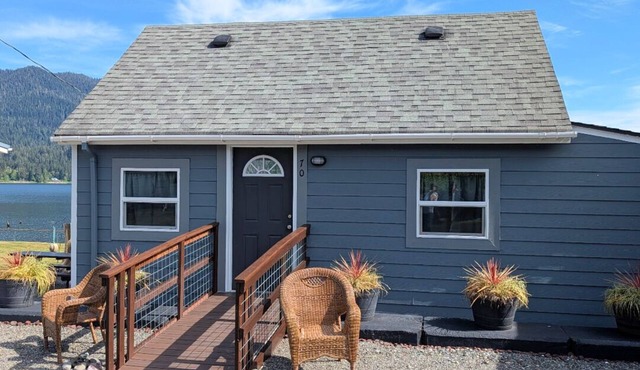 Quaint, two bedroom cabin, On Lake Quinault."