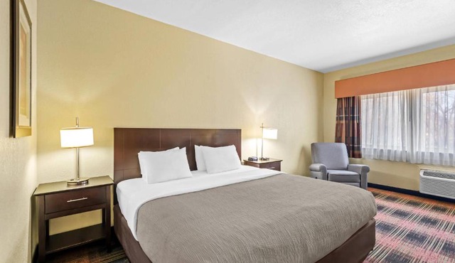 Quality Inn & Suites Des Moines Airport