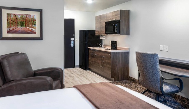 Queen Bed with Recliner & Kitchenette | Free On-Site Parking | Near Museum