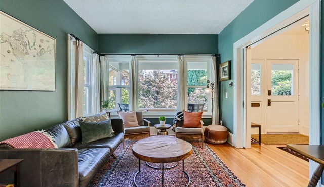 Quiet 2-bedroom Craftsman in SE Portland with central AC and 2 King beds