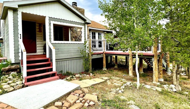 Quiet Mountain Cabin walking distance to biking and hiking trails!