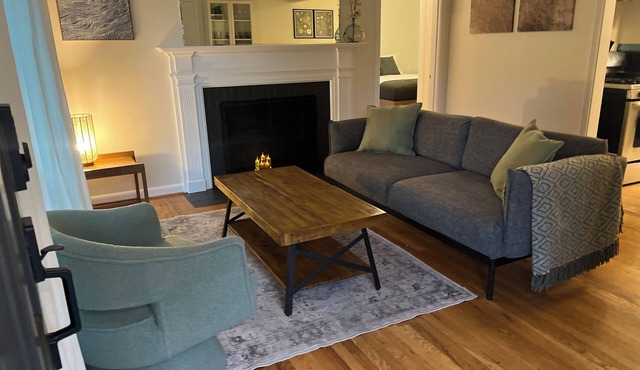 Quiet neighborhood, one block to Discovery park 15 minutes from city center