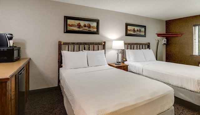 Quiet Suburban Stay | 2 Suites | 4.3 mi to Merle Hay Mall