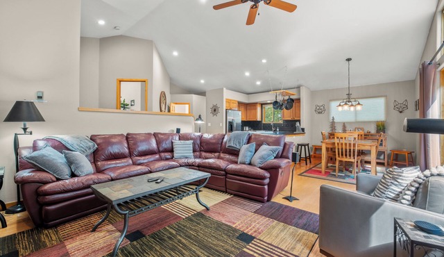Quiet Townhouse Snuggled up to a Wooded Mountain View CS1