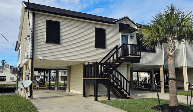 Raised waterfront property for some great fishing and entertaining