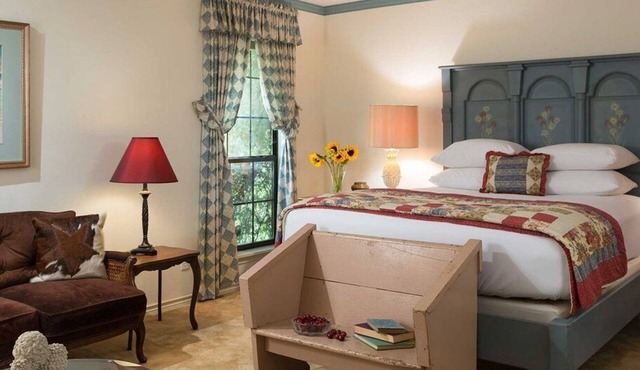 Ranch House Studio Romantic Getaway in Texas with Optional Fun Ranch Activities! in Cat Spring