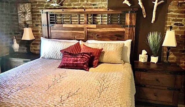 Ravens Little Brick Lodge on Main, King, Living Rm, Kitchen, Grill, Dog ok