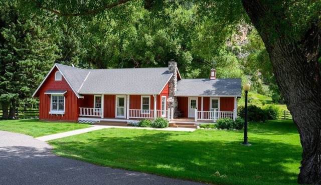 Red House Homestead · Picturesque Paradise Valley Home near town & river