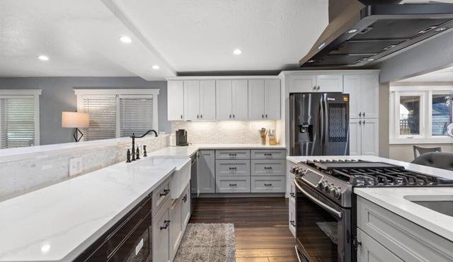Redone cottage w/hottub walking to everything downtown!