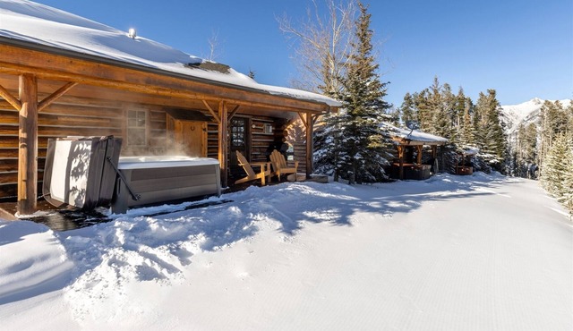 Relax & Adventure! True Ski-in/ski-out, Cozy Cowboy Heaven Cabin, Hot Tub, Views