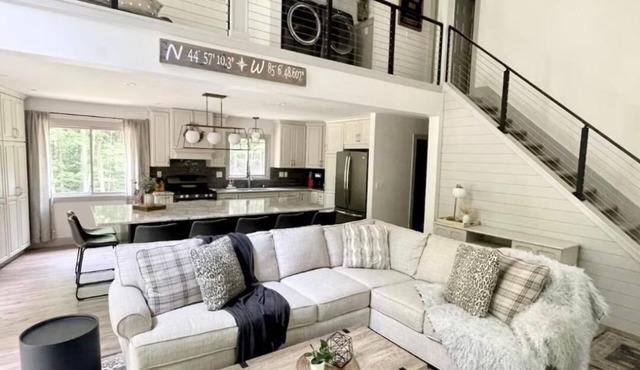 Relax & Explore~Charming Chalet Near Torch Lake. Minutes from Shanty Creek