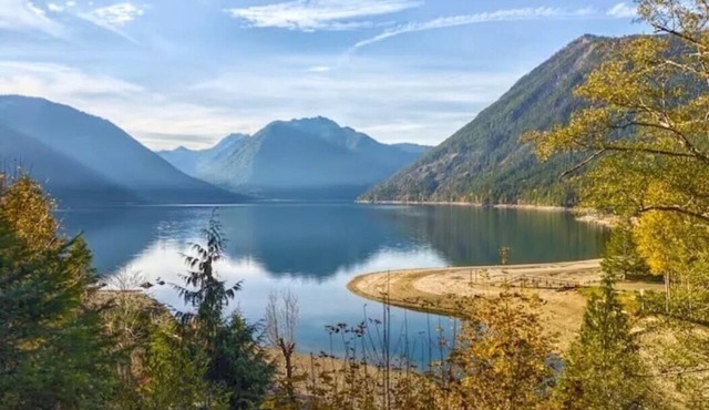 Relaxing home overlooking Lake Cushman with wonderful views and relaxing vibe.