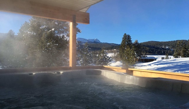 Relaxing Hot Tub, Scenic Views, Mins to Yellowstone - Lone Pine Lodge