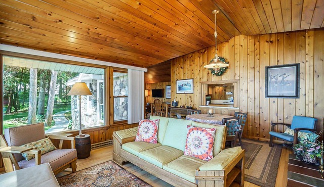 Relaxing lake house w/firepit, boat mooring, free cable, and full kitchen