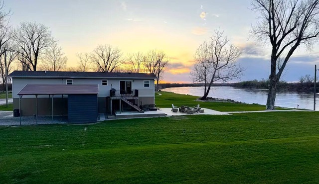 Relaxing Riverfront 2 Bedroom 1 Bathroom Home