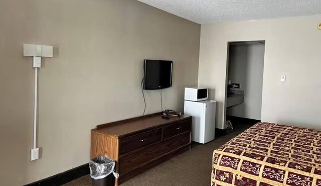 Relaxing Room Ideal for Couples & Business Travelers, Parking Included! in Devils Lake