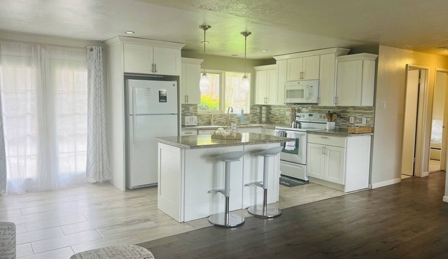 Relaxing SeaTac Retreat: Easy Airport Access & Seattle Adventures