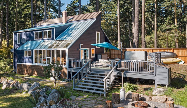 Relaxing two-bedroom, hot tub, pet friendly (HH)