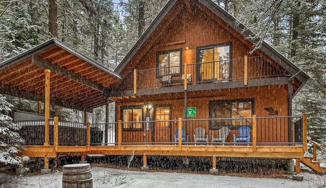 Remodeled Woodsy Cabin w/Hot Tub & Relaxing Deck