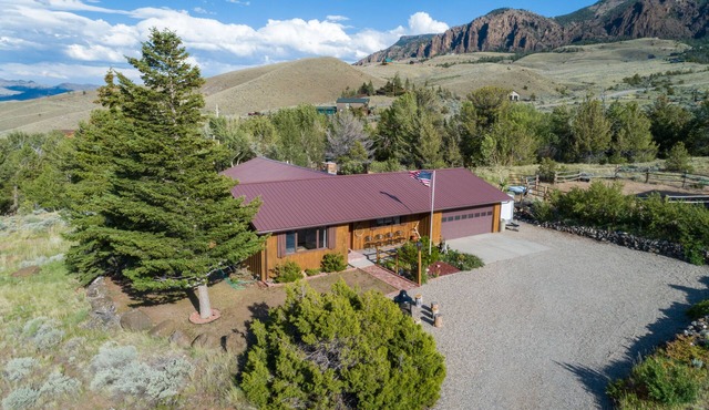 Rendezvous Lodge - A secluded, western getaway in the beautiful Wapiti Valley.